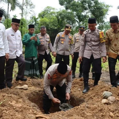 Foto: Wakapolda Aceh Brigjen Armia Fahmi meletakkan batu pertama pembangunan masjid pesantren Babul Ulum di Desa Simpang Kiri, Kecamatan Tenggulun, Kabupaten Aceh Tamiang. Jumat, 7 Juni 2024.