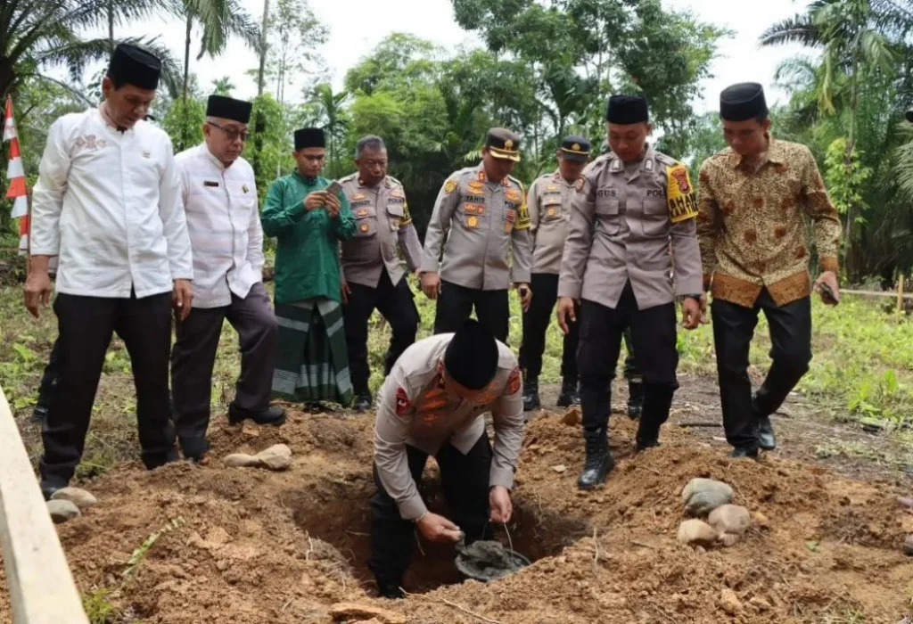 Foto: Wakapolda Aceh Brigjen Armia Fahmi meletakkan batu pertama pembangunan masjid pesantren Babul Ulum di Desa Simpang Kiri, Kecamatan Tenggulun, Kabupaten Aceh Tamiang. Jumat, 7 Juni 2024.