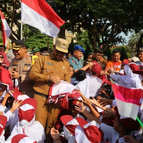 Foto: Pemerintah Kota (Pemko) Lhokseumawe meluncurkan program pembagian 10 juta bendera dalam rangka menyambut dan menyemarakkan peringatan HUT ke-79 Kemerdekaan RI.