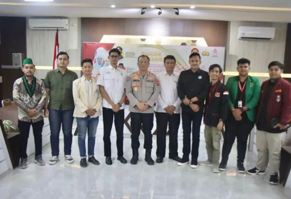 Foto: Polda Aceh yang dipimpin Irwasda Kombes Misbahul Munauwar mengikuti secara virtual dialog kebangsaan penguatan internal Polri yang digelar Divisi Humas Polri di Aula Machdum Sakti Polda Aceh, Senin, 10 Juni 2024
Polda Aceh yang dipimpin Irwasda Kombes Misbahul Munauwar mengikuti secara virtual dialog kebangsaan penguatan internal Polri yang digelar Divisi Humas Polri di Aula Machdum Sakti Polda Aceh, Senin, 10 Juni 2024