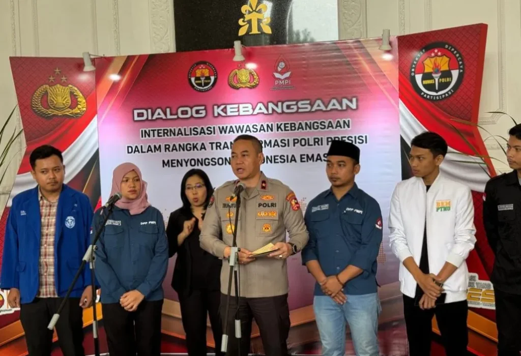 Foto: Divisi Humas Polri bersama Persatuan Mahasiswa Pecinta Tanah Air Indonesia (PMPI) menggelar dialog kebangsaan dengan tema 'Internalisasi Wawasan dalam rangka Transformasi Polri Presisi Menyongsong Indonesia Emas 2045' di The Tribrata Dharmawangsa, Jakarta, Senin (10/6/2024).