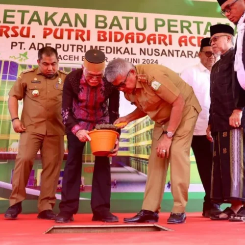 Foto: Penjabat Gubernur Aceh, Bustami, SE, M.Si., didampingi PJ Bupati Aceh Besar, Muhammad Iswanto, menghadiri sekaligus melakukan peletakan batu pertama pembangunan RSU Putri Bidari Aceh, di Lamreung, Darul Imrah, Aceh Besar, Senin, 10/6/2024