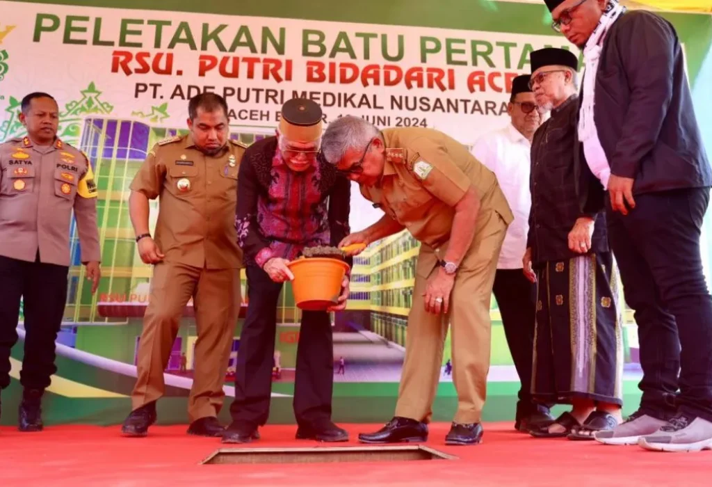 Foto: Penjabat Gubernur Aceh, Bustami, SE, M.Si., didampingi PJ Bupati Aceh Besar, Muhammad Iswanto, menghadiri sekaligus melakukan peletakan batu pertama pembangunan RSU Putri Bidari Aceh, di Lamreung, Darul Imrah, Aceh Besar, Senin, 10/6/2024