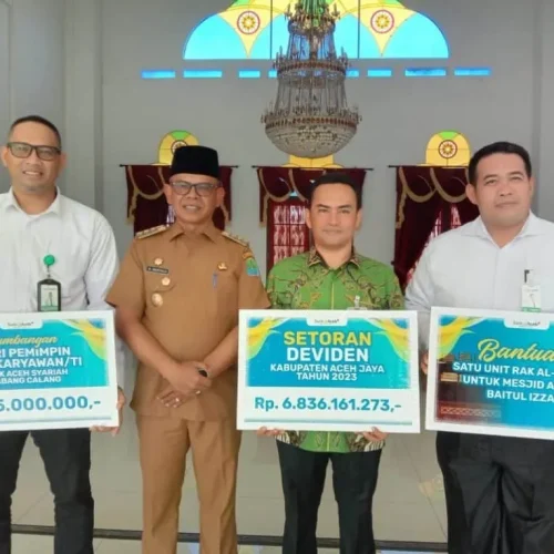 Foto: Pj. Bupati Aceh Jaya, Dr. A. Murtala., M.Si., menerima setoran deviden dari Bank Aceh Syariah Cabang Calang senilai Rp. 6.836.161.273