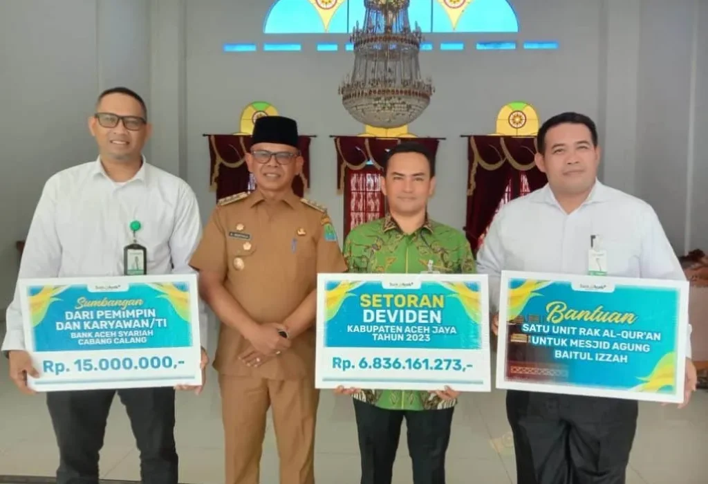 Foto: Pj. Bupati Aceh Jaya, Dr. A. Murtala., M.Si., menerima setoran deviden dari Bank Aceh Syariah Cabang Calang senilai Rp. 6.836.161.273