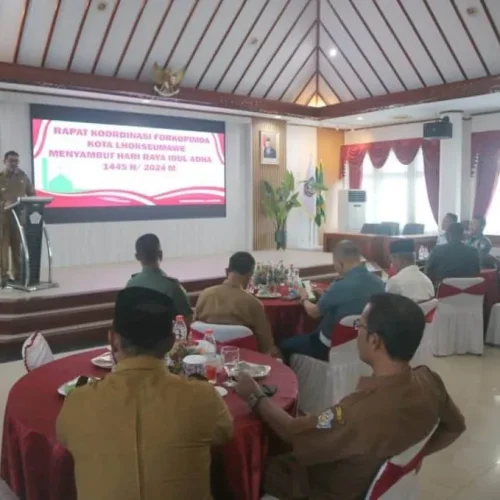 Foto: Pemerintah Kota (Pemko) Lhokseumawe bersama unsur Forum Koordinasi Pimpinan Daerah (Forkopimda) menggelar Rapat Koordinasi (Rakor). Penjabat (Pj) Wali Kota Lhokseumawe A Hanan memimpin jalannya Rakor tersebut, yang diselenggarakan di Aula Kantor Wali Kota Lhokseumawe, Senin (10/6/2024).
