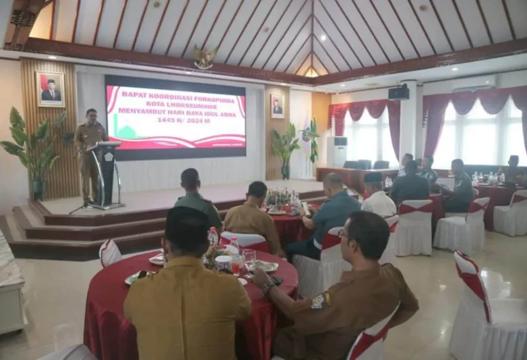 Foto: Pemerintah Kota (Pemko) Lhokseumawe bersama unsur Forum Koordinasi Pimpinan Daerah (Forkopimda) menggelar Rapat Koordinasi (Rakor). Penjabat (Pj) Wali Kota Lhokseumawe A Hanan memimpin jalannya Rakor tersebut, yang diselenggarakan di Aula Kantor Wali Kota Lhokseumawe, Senin (10/6/2024).