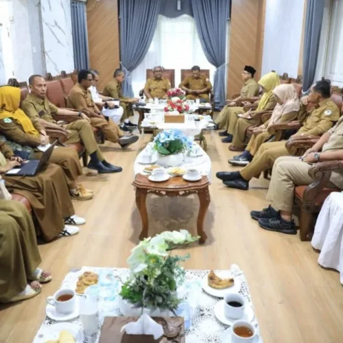 Foto: Penjabat (Pj) Bupati Aceh Utara, Dr. Drs. Mahyuzar, M.Si memimpin rapat terkait pengendalian inflasi dan percepatan penanggulangan TBC