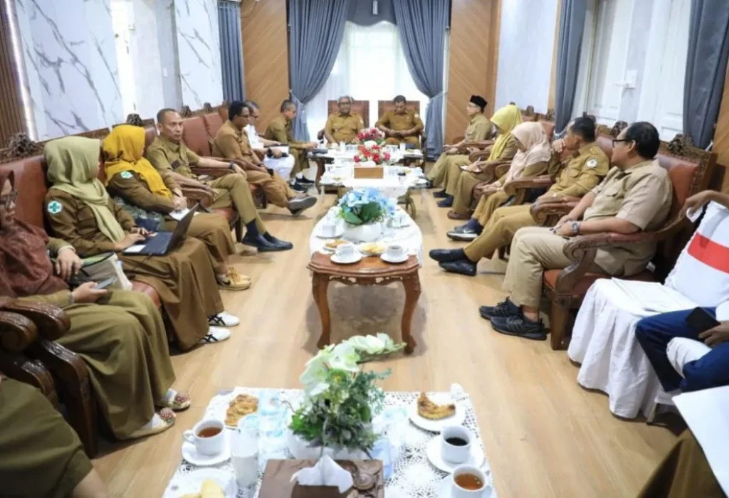 Foto: Penjabat (Pj) Bupati Aceh Utara, Dr. Drs. Mahyuzar, M.Si memimpin rapat terkait pengendalian inflasi dan percepatan penanggulangan TBC