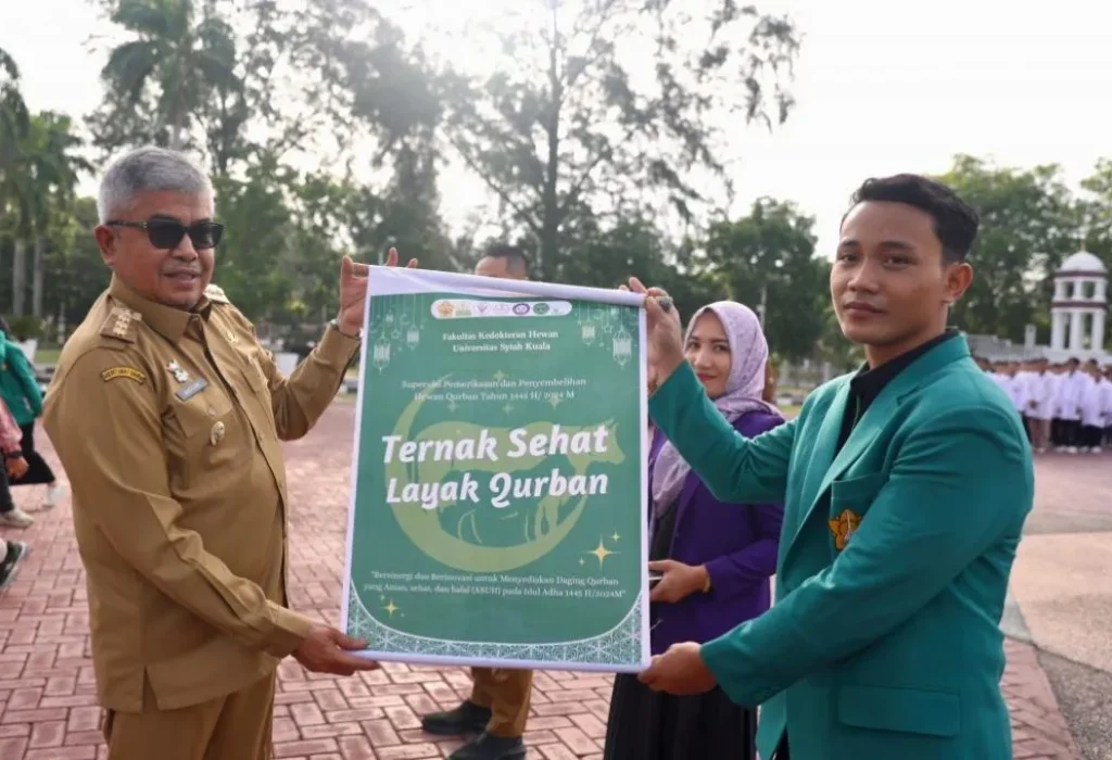 Foto: Penjabat Gubernur Aceh, Bustami, SE, M.Si., menjadi pembina apel Launching Tim Bersama Pemeriksaan Kesehatan Hewan Qurban Tahun 2024 di Aceh, kerja sama Pemerintah Aceh, Perhimpunan Dokter Hewan Indonesia Cabang Aceh dan Fakultas Kedokteran Hewan Universitas Syiah Kuala, di Halaman Kantor Gubernur Aceh, Selasa, 11/6/2024.