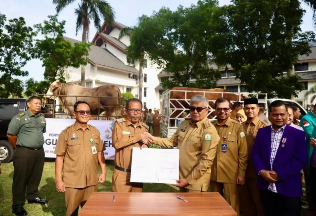 Foto: Penjabat Gubernur Aceh, Bustami, SE, M.Si., didampingi Penjabat Sekretaris Daerah Aceh, Azwardi AP, M.Si., menyerahkan hewan kurban bantuan Presiden RI kepada Pemerintah Kabupaten Pidie Jaya, yang diterima PJ Bupati, Ir. Jailani, di Halaman Kantor Gubernur Aceh, Selasa, 11/6/2024.