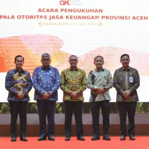 Foto: Pj. Gubernur Aceh, Bustami, SE. M. Si Menyampaikan Sambutan sekaligus memberikan ucapan selamat pada acara Pengukuhan Kepala Otoritas Jasa Keuangan (OJK) Provinsi Aceh di Anjong Monmata, Pendopo Gubernur Aceh, Banda Aceh, Selasa, 11/06/2024.