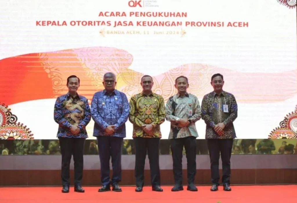 Foto: Pj. Gubernur Aceh, Bustami, SE. M. Si Menyampaikan Sambutan sekaligus memberikan ucapan selamat pada acara Pengukuhan Kepala Otoritas Jasa Keuangan (OJK) Provinsi Aceh di Anjong Monmata, Pendopo Gubernur Aceh, Banda Aceh, Selasa, 11/06/2024.