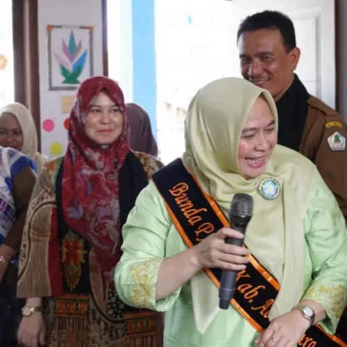 Foto: Bunda PAUD, Awirdalina  berdialog akrab dengan para siswa siswi di TK