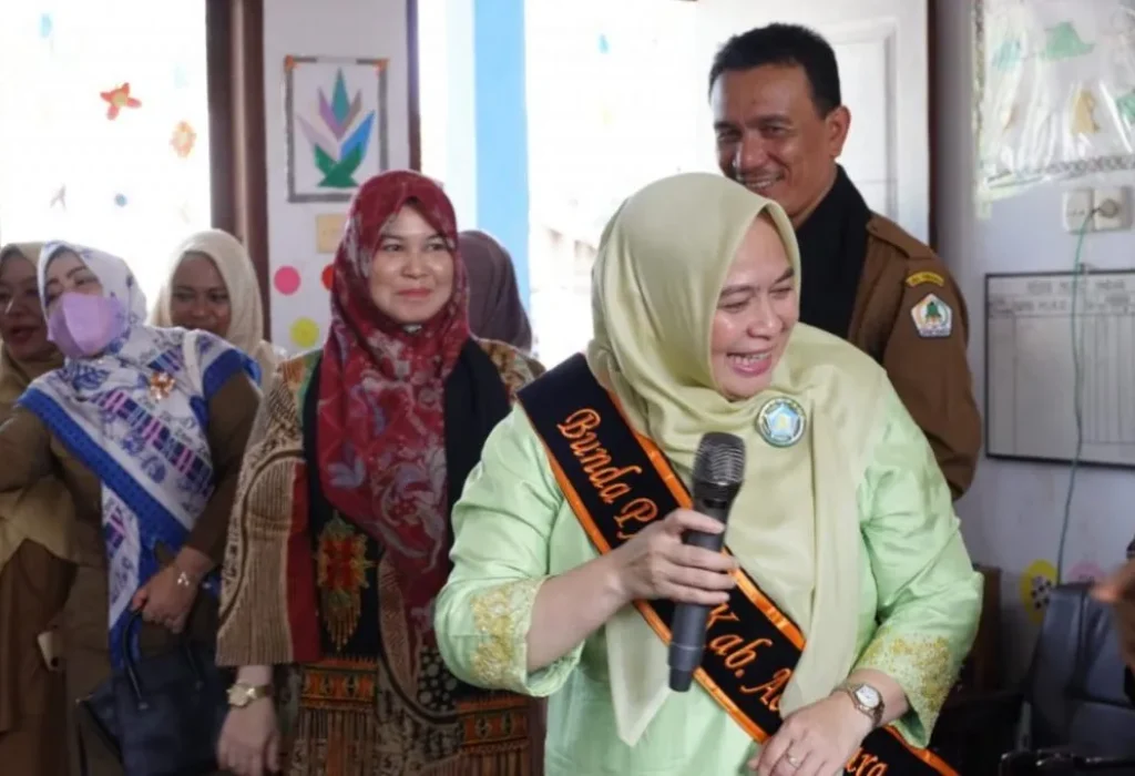 Foto: Bunda PAUD, Awirdalina  berdialog akrab dengan para siswa siswi di TK