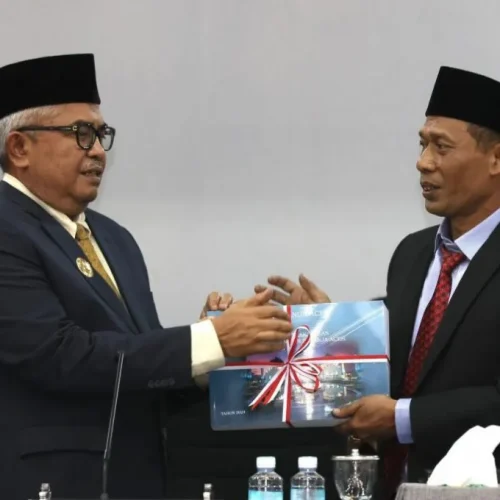 Foto: Penjabat Gubernur Aceh Bustami, SE, M.Si  memberikan sambuta  pada penyampaian Rancangan Qanun Aceh tentang pertanggung jawaban pelaksanaan APBA Tahun Anggaran 2023 di Ruang Serbaguna Gedung DPRA Aceh