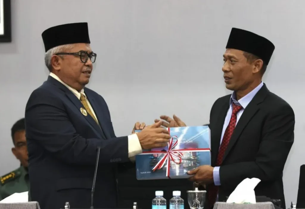 Foto: Penjabat Gubernur Aceh Bustami, SE, M.Si  memberikan sambuta  pada penyampaian Rancangan Qanun Aceh tentang pertanggung jawaban pelaksanaan APBA Tahun Anggaran 2023 di Ruang Serbaguna Gedung DPRA Aceh