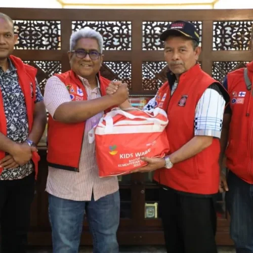 Foto: Penjabat (Pj.) Bupati Aceh Utara, Dr. Drs. Mahyuzar, M.Si, didampingi Kepala Dinas Sosial Pemberdayaan Perempuan dan Perlindungan Anak (Dinsos P3A) Iskandar, S.STP, MSM, menerima langsung bantuan dari Penjabat (Pj.) Gubernur Aceh, Bustami Hamzah, SE, M.Si. Bantuan ini diserahkan melalui Dinas Sosial Aceh dan diterima di Pendopo Bupati Aceh Utara.