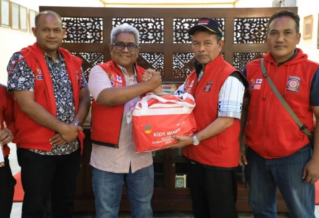 Foto: Penjabat (Pj.) Bupati Aceh Utara, Dr. Drs. Mahyuzar, M.Si, didampingi Kepala Dinas Sosial Pemberdayaan Perempuan dan Perlindungan Anak (Dinsos P3A) Iskandar, S.STP, MSM, menerima langsung bantuan dari Penjabat (Pj.) Gubernur Aceh, Bustami Hamzah, SE, M.Si. Bantuan ini diserahkan melalui Dinas Sosial Aceh dan diterima di Pendopo Bupati Aceh Utara.