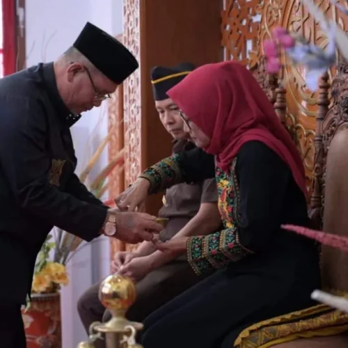 Foto:  Pemerintah Kabupaten Aceh Jaya menggelar acara Peusijuk dan perkenalan dengan Kepala Kejaksaan Negeri (Kajari) Aceh Jaya yang baru, Bapak Mohammad Anggidigdo, S.H., M.H., dan Ketua Ikatan Adhyaksa Dharmakarini (IAD) Daerah Aceh Jaya, Ny. Meutia Mohammad Anggidigdo. Acara ini dilaksanakan di Pendopo Bupati Aceh Jaya pada rabu, 12 juni 2024.