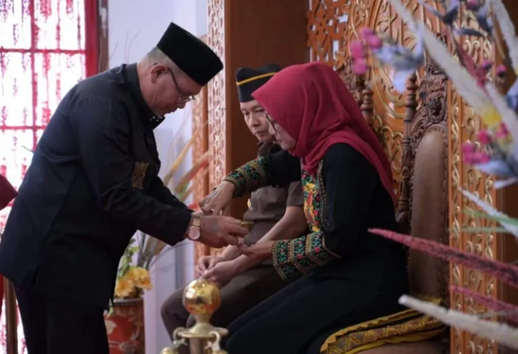 Foto:  Pemerintah Kabupaten Aceh Jaya menggelar acara Peusijuk dan perkenalan dengan Kepala Kejaksaan Negeri (Kajari) Aceh Jaya yang baru, Bapak Mohammad Anggidigdo, S.H., M.H., dan Ketua Ikatan Adhyaksa Dharmakarini (IAD) Daerah Aceh Jaya, Ny. Meutia Mohammad Anggidigdo. Acara ini dilaksanakan di Pendopo Bupati Aceh Jaya pada rabu, 12 juni 2024.