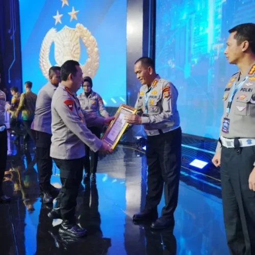 Foto: Kapolri Listyo Sigit Prabowo, yang didampingi Kakorlantas Polri Irjen Aan Suhanan menyerahkan Penghargaan kepada Direktorat Lalu Lintas (Ditlantas) Polda Aceh