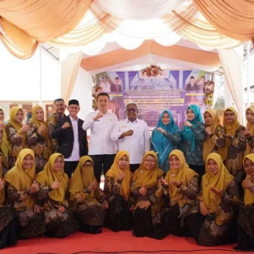 Foto: Pj Bupati Aceh Utara, Mahyuzar berfoto bersama dengan Para Kepala sekolah SMP se aceh Utara