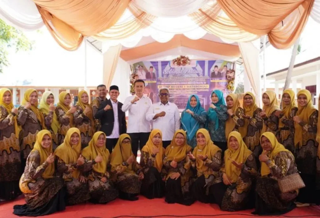 Foto: Pj Bupati Aceh Utara, Mahyuzar berfoto bersama dengan Para Kepala sekolah SMP se aceh Utara