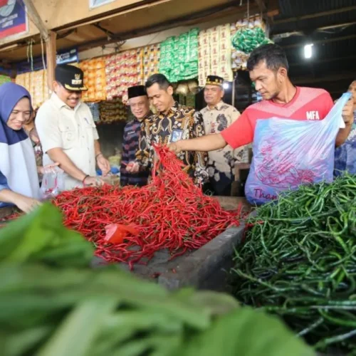 Foto: Pj Walikota Lhokseumawe A Hanan, SP, MM lakukan inspeksi mendadak (Sidak) ke pasar inpres Kota Lhokseumawe. Sidak/operasi pasar dilakukan Pj Walikota bersama Bulog pada Kamis (13/06).