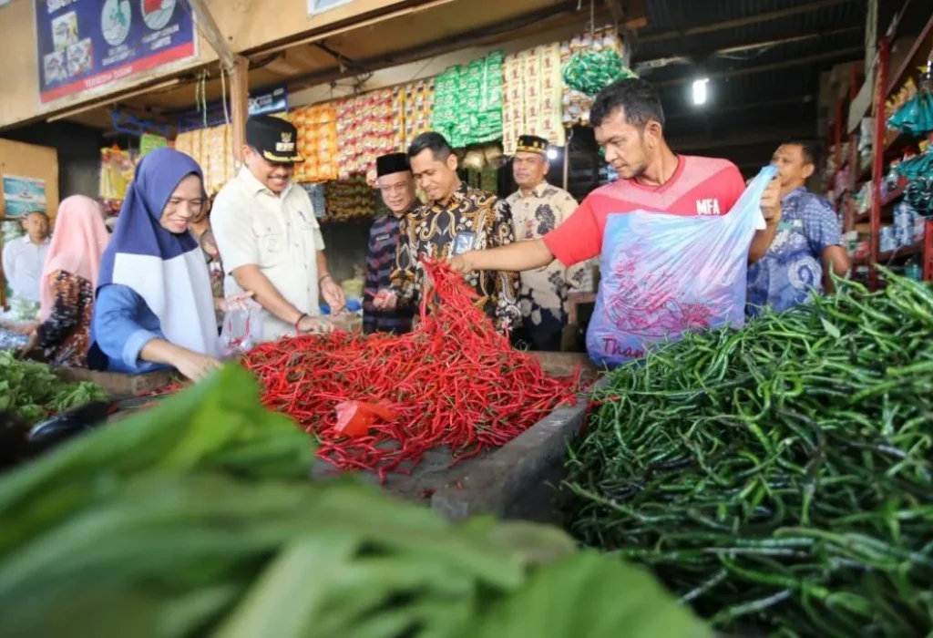 Foto: Pj Walikota Lhokseumawe A Hanan, SP, MM lakukan inspeksi mendadak (Sidak) ke pasar inpres Kota Lhokseumawe. Sidak/operasi pasar dilakukan Pj Walikota bersama Bulog pada Kamis (13/06).