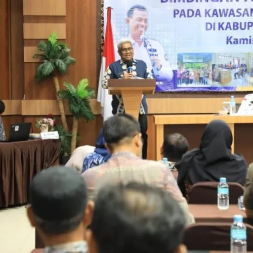 Foto: Penjabat (Pj) Bupati Aceh Utara Dr. Drs. Mahyuzar, MSi memberikan sambutan pada acara Bimbingan Teknis (Bimtek) Stakeholder pada Kawasan Tanaman Terlarang di Kabupaten Aceh Utara yang berlangsung di Hotel Diana, Lhokseumawe, Kamis 13 Juni 2024.