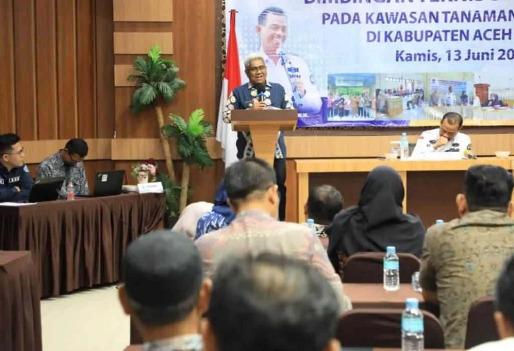 Foto: Penjabat (Pj) Bupati Aceh Utara Dr. Drs. Mahyuzar, MSi memberikan sambutan pada acara Bimbingan Teknis (Bimtek) Stakeholder pada Kawasan Tanaman Terlarang di Kabupaten Aceh Utara yang berlangsung di Hotel Diana, Lhokseumawe, Kamis 13 Juni 2024.
