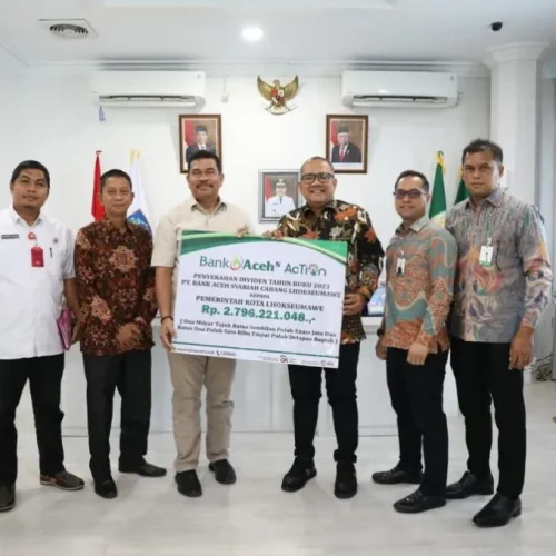 Foto: Penyerahan Dividen secara simbolis dilakukan oleh Kepala Cabang Bank Aceh, Taufik Saleh kepada Penjabat (Pj) Walikota A Hanan, SP,MM di ruang kerja Walikota Lhokseumawe