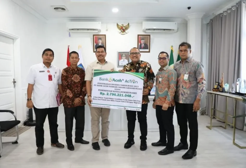 Foto: Penyerahan Dividen secara simbolis dilakukan oleh Kepala Cabang Bank Aceh, Taufik Saleh kepada Penjabat (Pj) Walikota A Hanan, SP,MM di ruang kerja Walikota Lhokseumawe