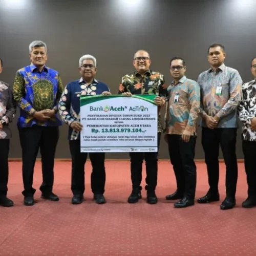 Foto:  Kepala Bank Aceh Syariah Cabang Lhokseumawe, Taufik Saleh menyerahkan dividen tahun buku 2023 sebesar Rp. 13.813.979.104 kepada Penjabat (Pj) Bupati Aceh Utara Dr. Drs. Mahyuzar MSI didampingi Pj Sekda Dayan Albar, S.Sos, MAP, Kamis, 13 Juni 2024.