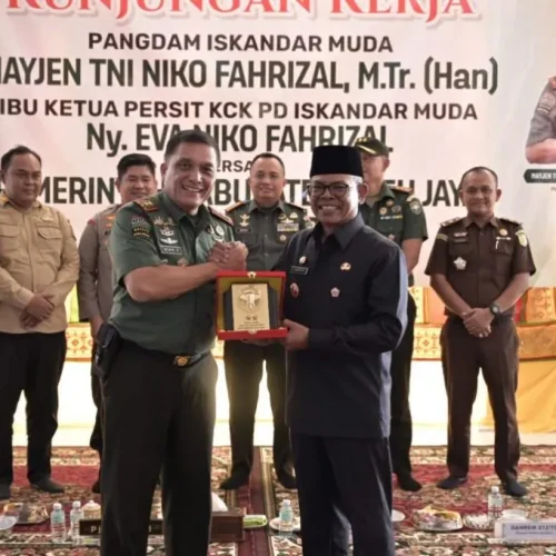 Foto: Pj. Bupati Aceh Jaya, Dr. A. Murtala, M.Si., menyambut hangat kunjungan kerja dan silaturahmi Panglima Kodam Iskandar Muda (Pangdam IM), Mayjen TNI Niko Fahrizal, M.Tr (Han), beserta Ibu Ketua Persit KCK PD Iskandar Muda, Ny. Eva Niko Fahrizal, di Pendopo Bupati Aceh Jaya pada kamis, 13 Juni 2024.