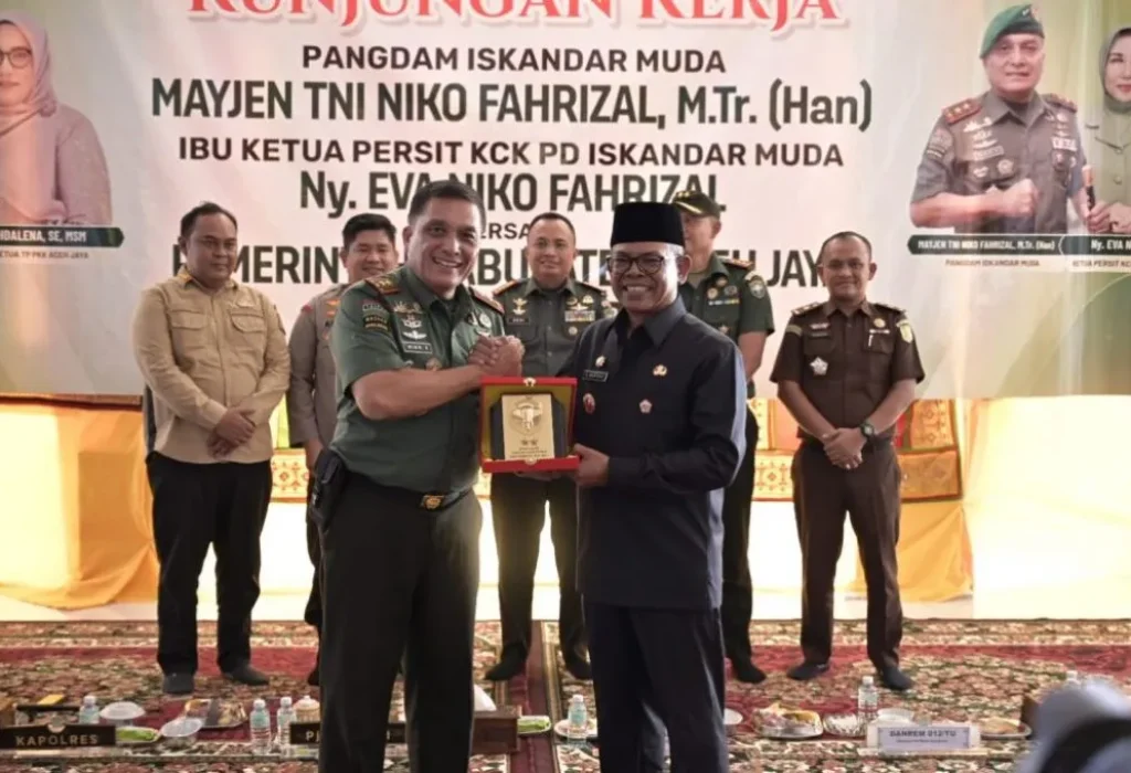 Foto: Pj. Bupati Aceh Jaya, Dr. A. Murtala, M.Si., menyambut hangat kunjungan kerja dan silaturahmi Panglima Kodam Iskandar Muda (Pangdam IM), Mayjen TNI Niko Fahrizal, M.Tr (Han), beserta Ibu Ketua Persit KCK PD Iskandar Muda, Ny. Eva Niko Fahrizal, di Pendopo Bupati Aceh Jaya pada kamis, 13 Juni 2024.