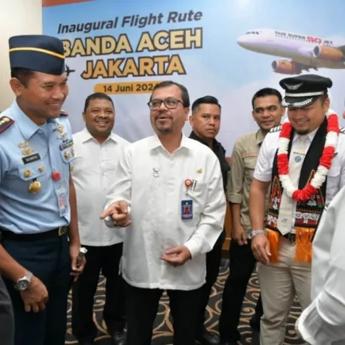 Foto: Pj. Sekda Aceh, Azwardi AP menyampaikan sambutan sekaligus menyerahkan  dan menerima cenderamata serta pemotongan pita usai membuka penerbangan pesawat jenis Airbus 320-200, yang melayani rute penerbangan Jakarta- Aceh, Banda SIM, Blang Bintang, Jumat, 14/06/2024.