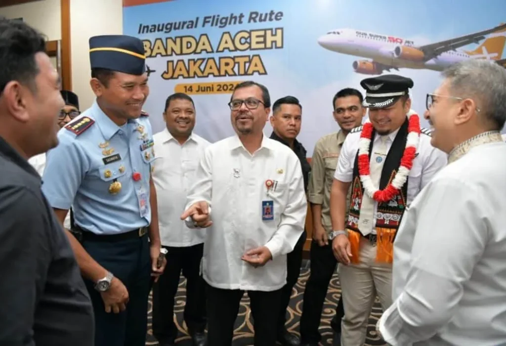 Foto: Pj. Sekda Aceh, Azwardi AP menyampaikan sambutan sekaligus menyerahkan  dan menerima cenderamata serta pemotongan pita usai membuka penerbangan pesawat jenis Airbus 320-200, yang melayani rute penerbangan Jakarta- Aceh, Banda SIM, Blang Bintang, Jumat, 14/06/2024.