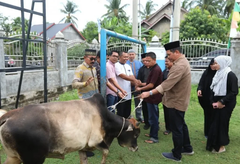 Foto: Pj Wali Kota Lhokseumawe, A. Hanan, secara langsung menyerahkan Hewan Qurban kepada Geuchik Gampong Jambo Timu, Khairil Anwar di Kecamatan Blang Mangat dan Geuchik Gampong Meunasah Alue, Faisal