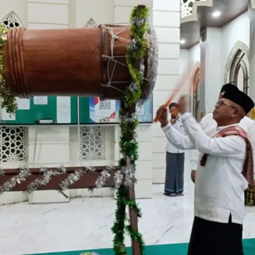 Foto:  Pj. Bupati Aceh Jaya, Dr. A. Murtala, M.Si., membuka secara resmi kegiatan Takbir Hari Raya Idul Adha 1445 H di Masjid Baitul Izzah, Calang, pada Minggu malam (16/06/2024).