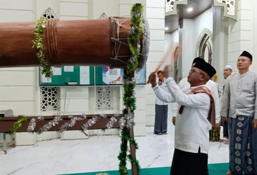 Foto:  Pj. Bupati Aceh Jaya, Dr. A. Murtala, M.Si., membuka secara resmi kegiatan Takbir Hari Raya Idul Adha 1445 H di Masjid Baitul Izzah, Calang, pada Minggu malam (16/06/2024).