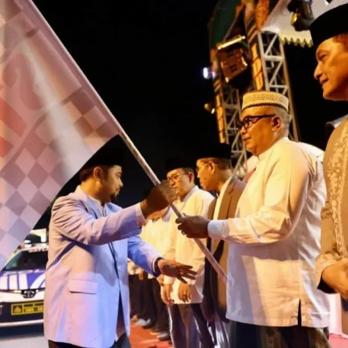 Foto:  Penjabat (Pj) Gubernur Aceh Bustami Hamzah melepas peserta pawai takbir menyambut Hari Raya Idul Adha 1445 Hijriah, di halaman parkir Masjid Raya Baiturrahman, Minggu (16/6/2024) malam.