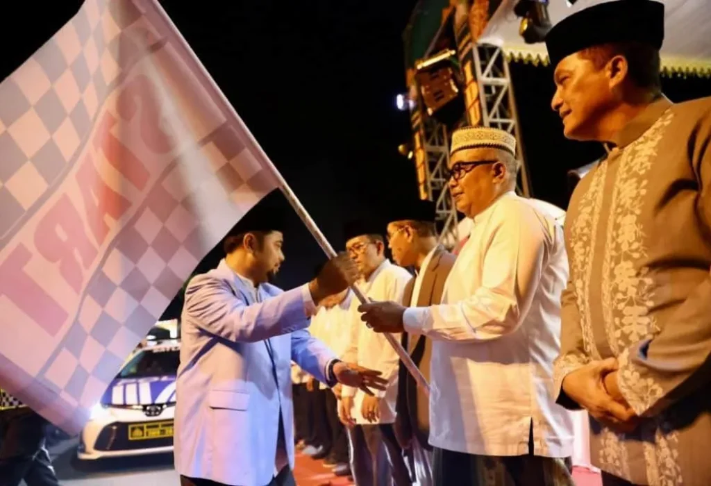 Foto:  Penjabat (Pj) Gubernur Aceh Bustami Hamzah melepas peserta pawai takbir menyambut Hari Raya Idul Adha 1445 Hijriah, di halaman parkir Masjid Raya Baiturrahman, Minggu (16/6/2024) malam.