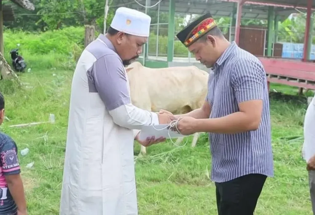 Foto: Kapolres Lhokseumawe AKBP Henki Ismanto, S.I.K menggelar acara penyerahan 4 ekor hewan qurban kepada Pesantren QAHA di Desa Tumpok Teungoh, Kecamatan Banda Sakti, Kota Lhokseumawe,