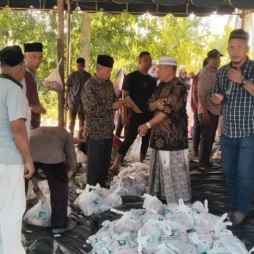 Foto: Warga Gampong Blang Crum, Kecamatan Muara Dua, Kota Lhokseumawe, merayakan Hari Raya Idul Adha 1445 H dengan penuh semangat. Perayaan ini ditandai dengan penyembelihan 18 ekor sapi qurban dan 13 ekor kambing sebagai bagian dari ibadah yang dijalankan dengan khidmat.