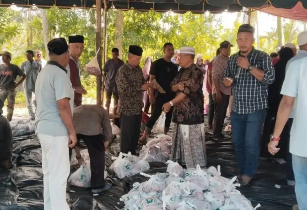Foto: Warga Gampong Blang Crum, Kecamatan Muara Dua, Kota Lhokseumawe, merayakan Hari Raya Idul Adha 1445 H dengan penuh semangat. Perayaan ini ditandai dengan penyembelihan 18 ekor sapi qurban dan 13 ekor kambing sebagai bagian dari ibadah yang dijalankan dengan khidmat.