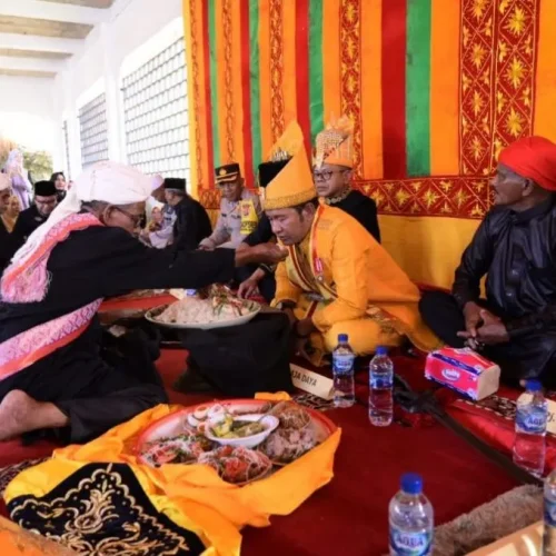 Foto: Penjabat Bupati Aceh Jaya, Dr. A. Murtala., M.Si., menghadiri acara Peumeunap dan Seumeuleung Raja Nanggroe Daya ke-544 Tahun 2024 yang diadakan di Astaka Diraja Komplek Makam Poe Teumeureuhom Kuala Saya Kecamatan Jaya