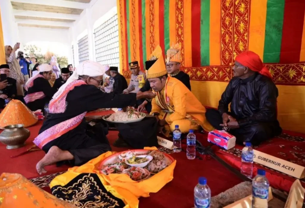 Foto: Penjabat Bupati Aceh Jaya, Dr. A. Murtala., M.Si., menghadiri acara Peumeunap dan Seumeuleung Raja Nanggroe Daya ke-544 Tahun 2024 yang diadakan di Astaka Diraja Komplek Makam Poe Teumeureuhom Kuala Saya Kecamatan Jaya