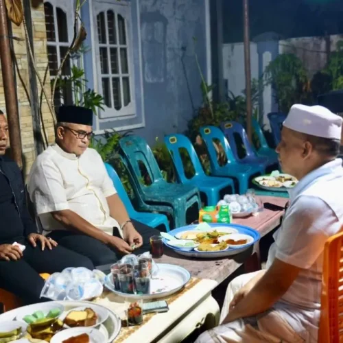 Foto: Penjabat Gubernur Aceh, Bustami, SE, M.Si., bersama Ketua DPRA, Zulfadhli, A.Md, melakukan takziah ke rumah Almarhum Syarbaini Ben Tgk H.Ishak, ayah Mertua Kamarruddin Abubakar (Abu Razak) di Kembang Tanjong, Pidie, Rabu, 19/6/2024